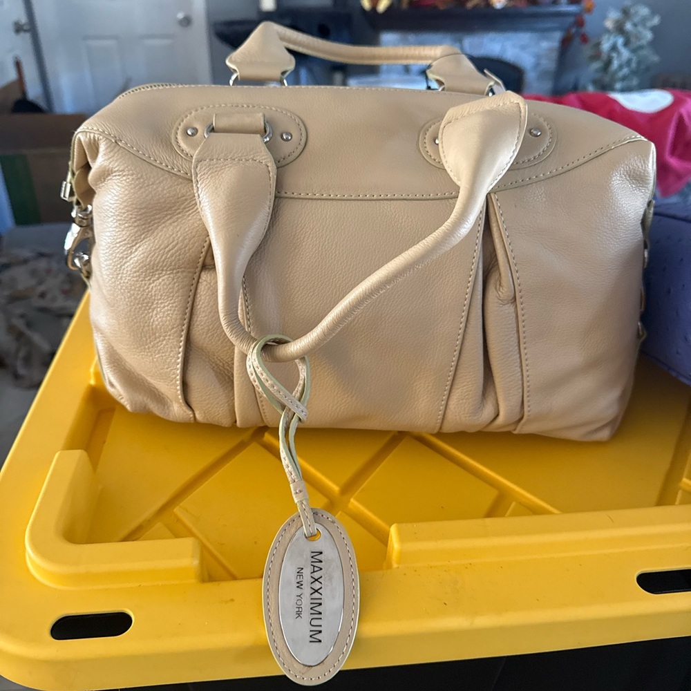 Maxximum purse. Genuine leather NWT. Large interior